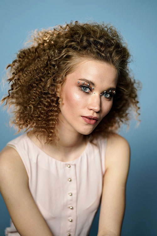 model with curly hair